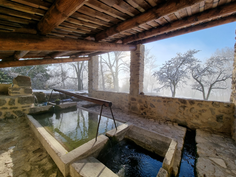 Lavoir de Saint-Geniez, jour de neige, la brume en train de se lever en même temps que le soleil - Nikki Terlon - Prix du Public 2024 de Saint-Geniez dans tous ses états